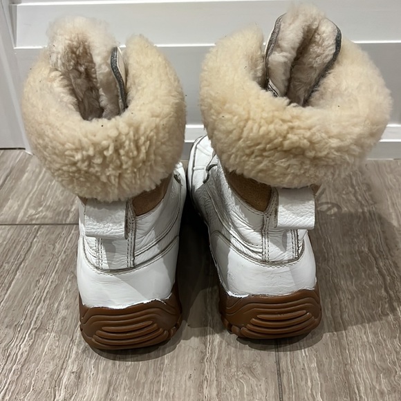 Uggs white winter boots size 8 (women’s) - Picture 4 of 9